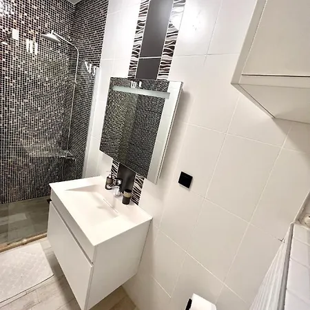 Сasa de vacaciones Cute Home, Modern 2 1 Stand Alone House With Garden, Near The