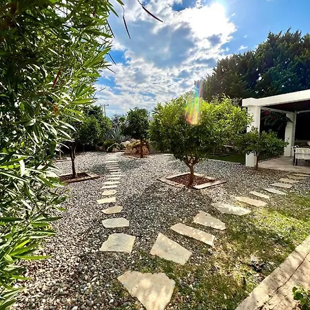 Сasa de vacaciones Cute Home, Modern 2 1 Stand Alone House With Garden, Near The