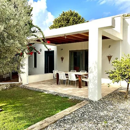 Сasa de vacaciones Cute Home, Modern 2 1 Stand Alone House With Garden, Near The