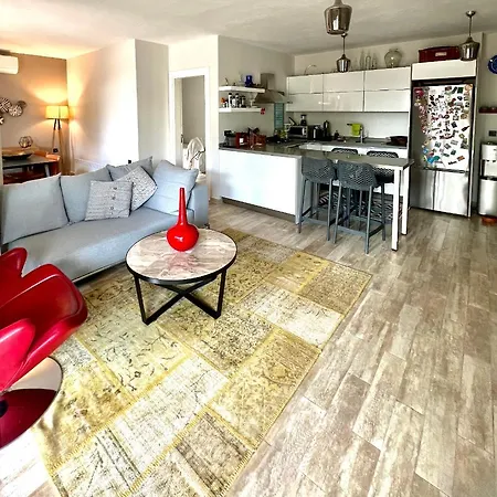 Cute Home, Modern 2 1 Stand Alone House With Garden, Near The Сasa de vacaciones